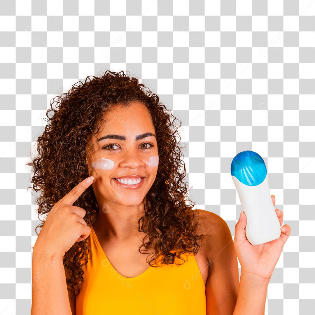 Jovem afro colocando protetor solar