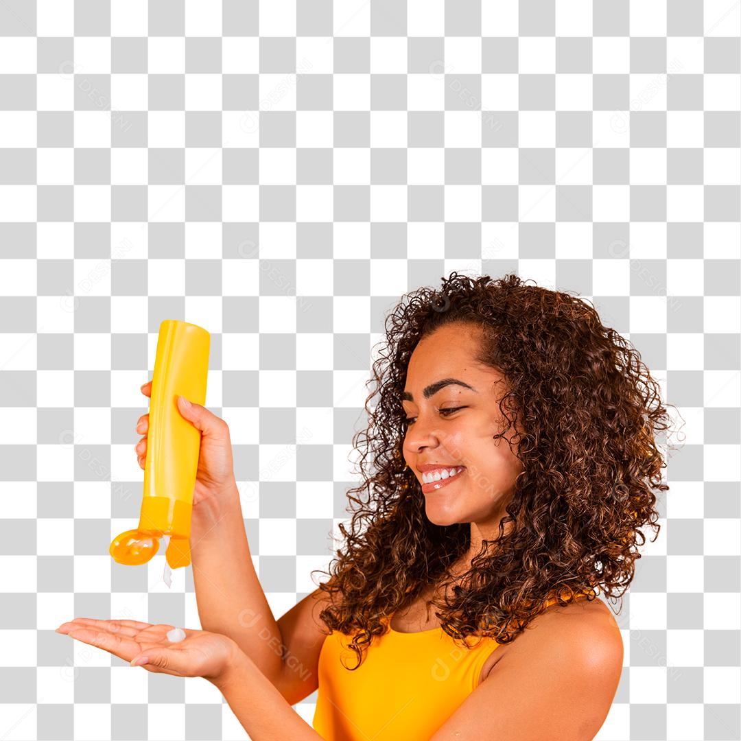 Mulher afro com produto de cabelo na mão