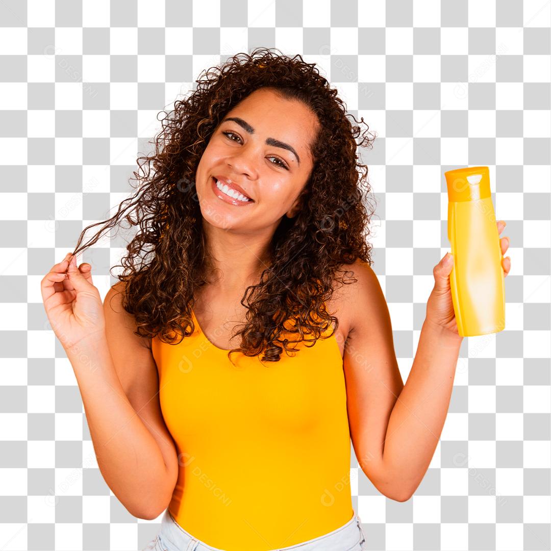 Linda mulher afro segurando um creme para cabelo