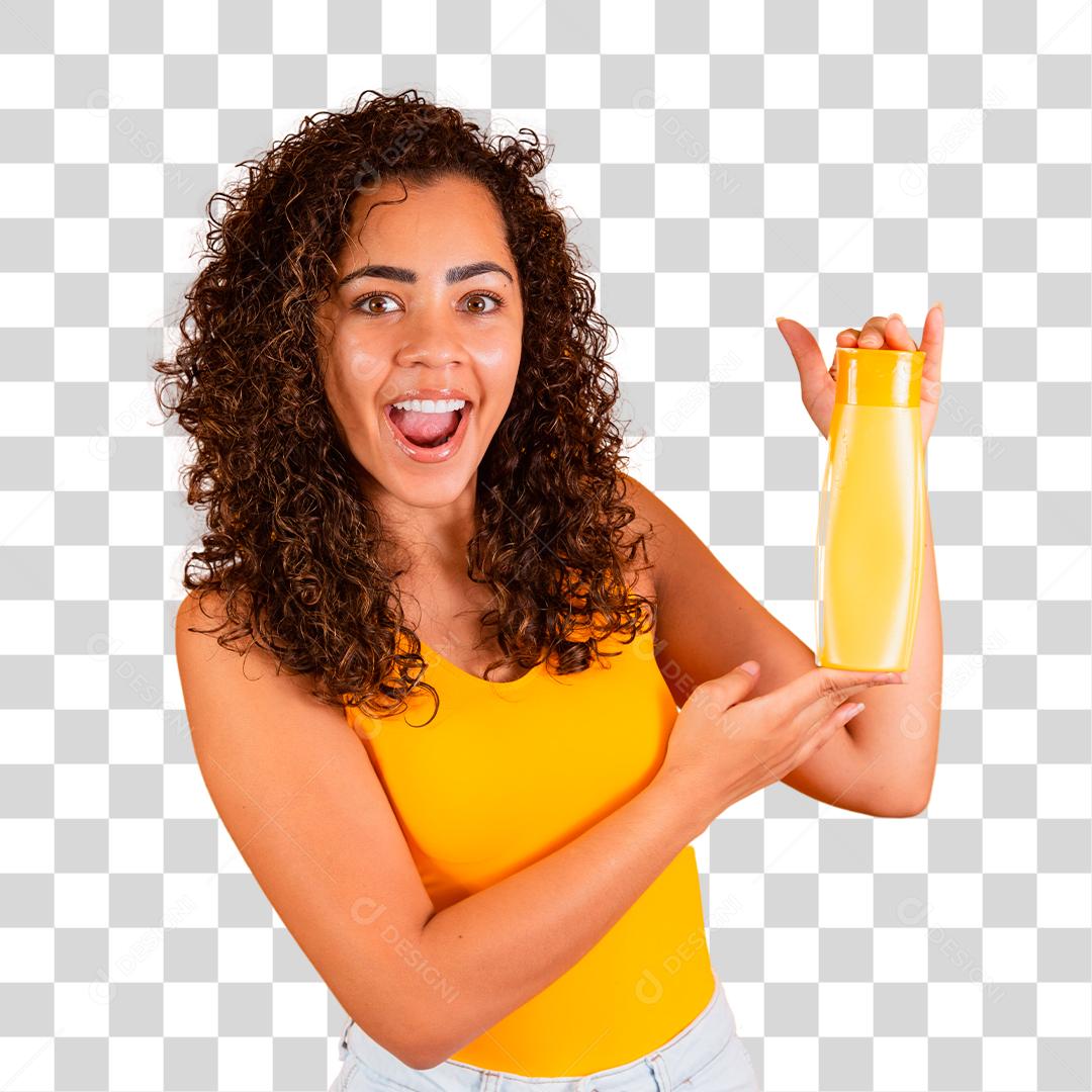 Mulher morena segurando creme para cabelo