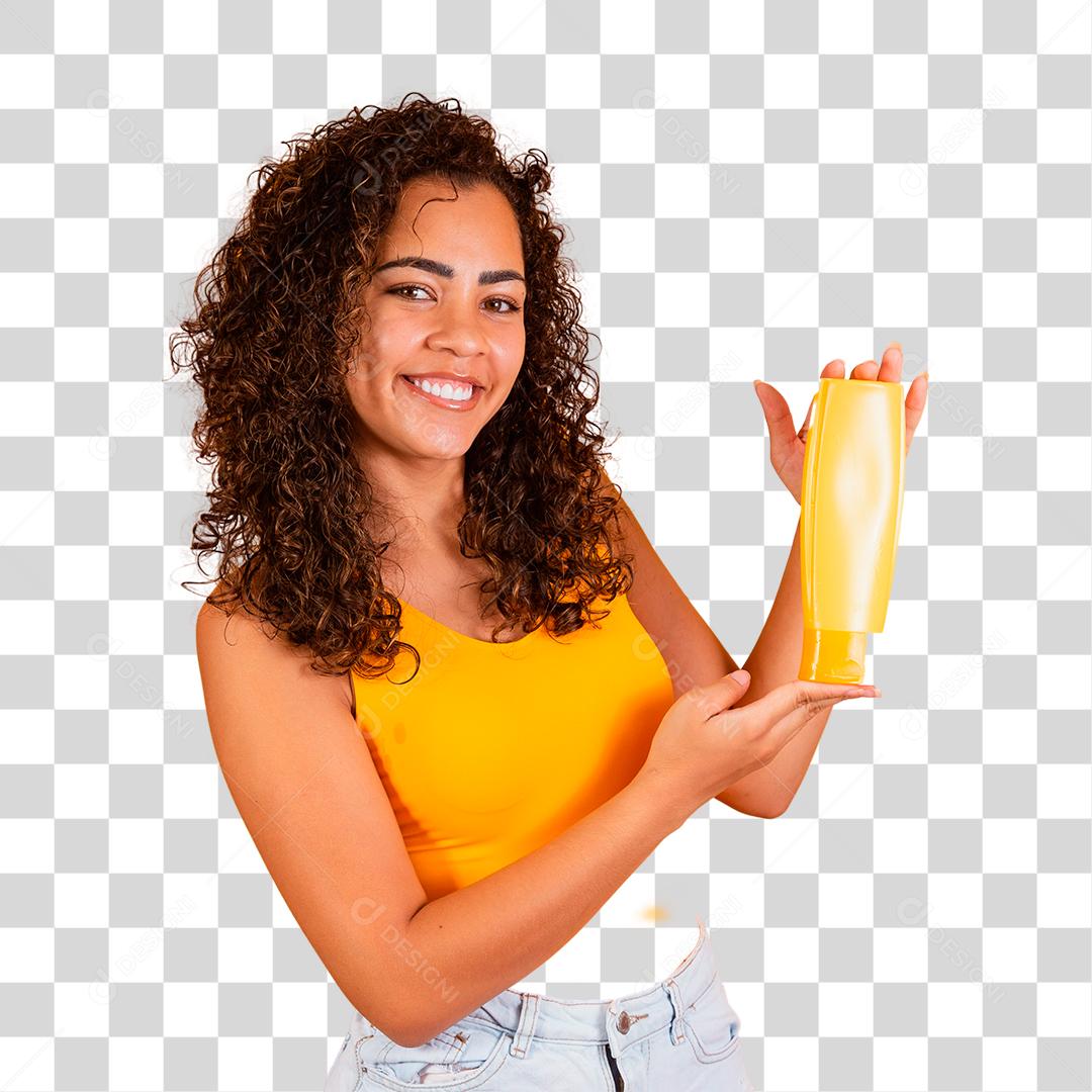 Mulher morena segurando creme para cabelo