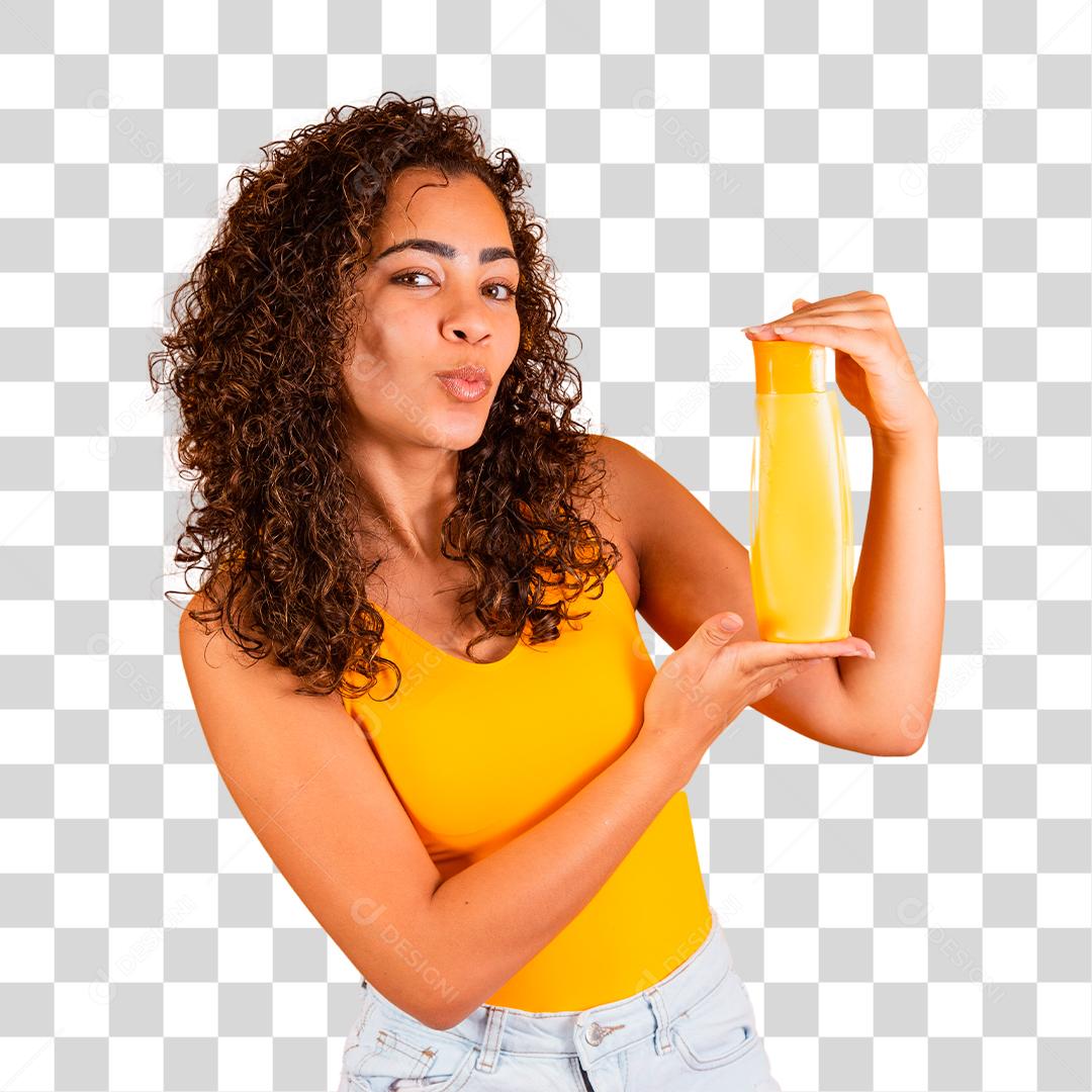 Linda mulher afro segurando um pacote de produto de cabelo nas mãos