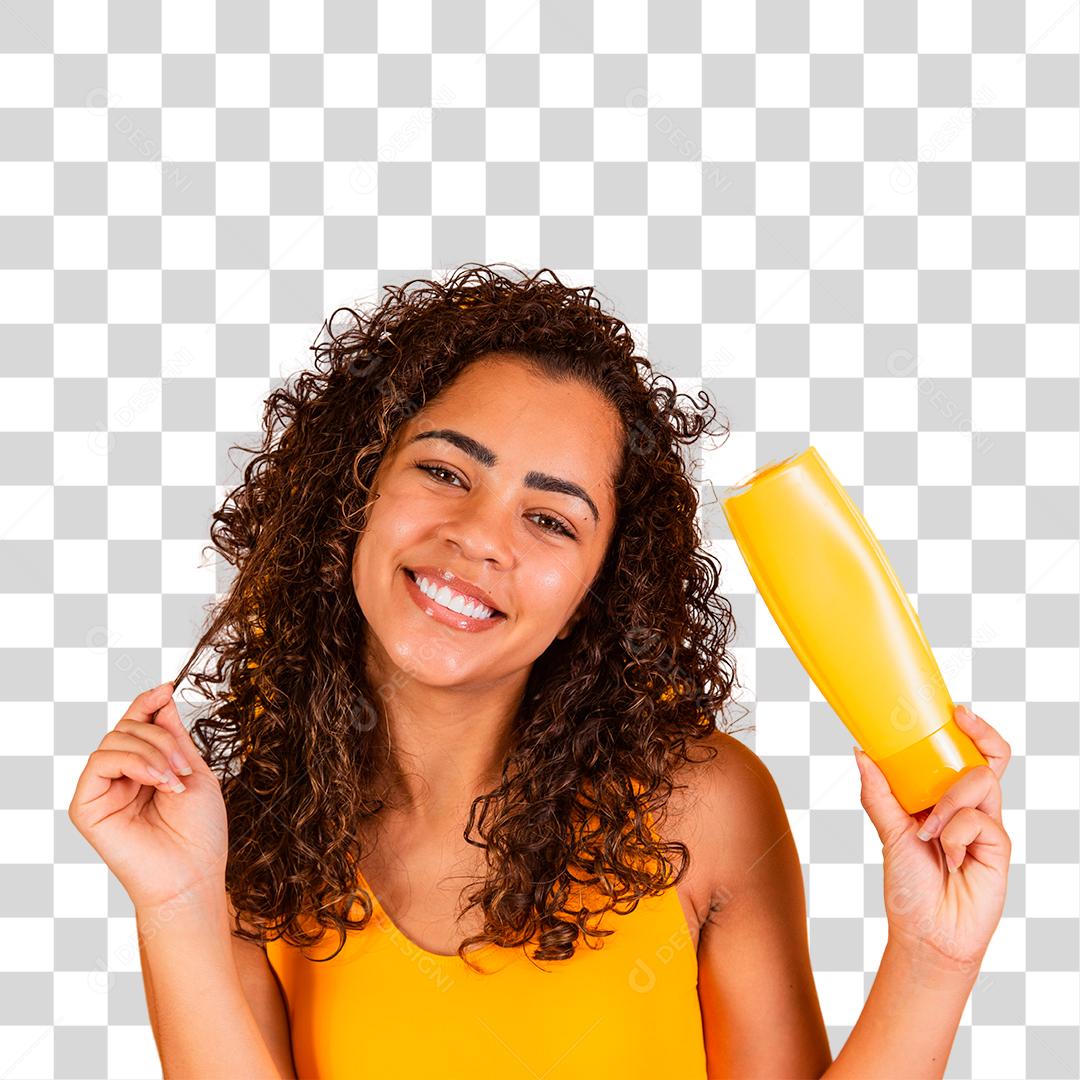 Linda mulher afro segurando um pacote de produtos de cabelo nas mãos