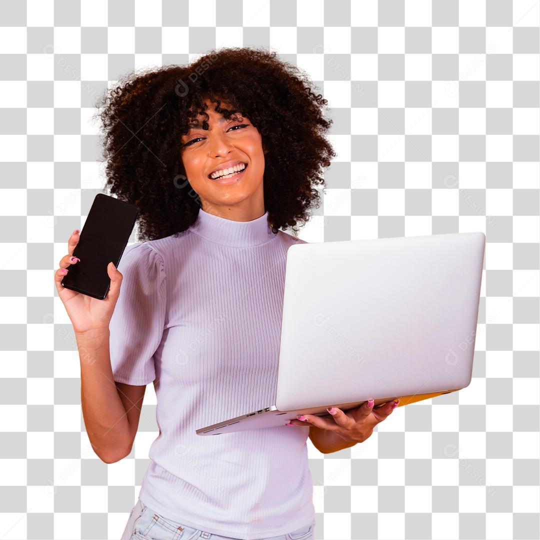 mulher afro segurando um celular na mão e a outra com um notebook