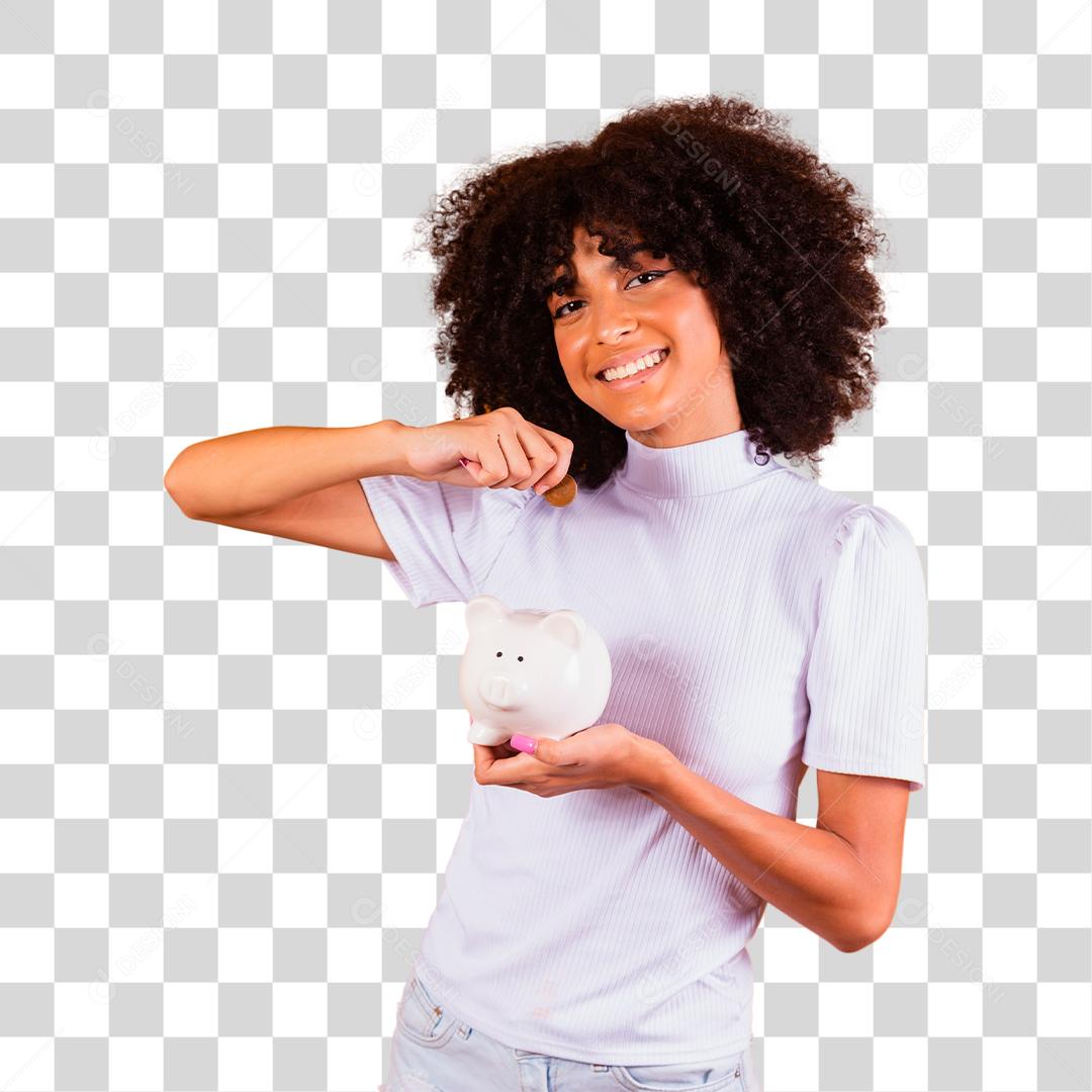 Mulher negra segurando um cofrinho. Mulher economizando dinheiro em porquinho