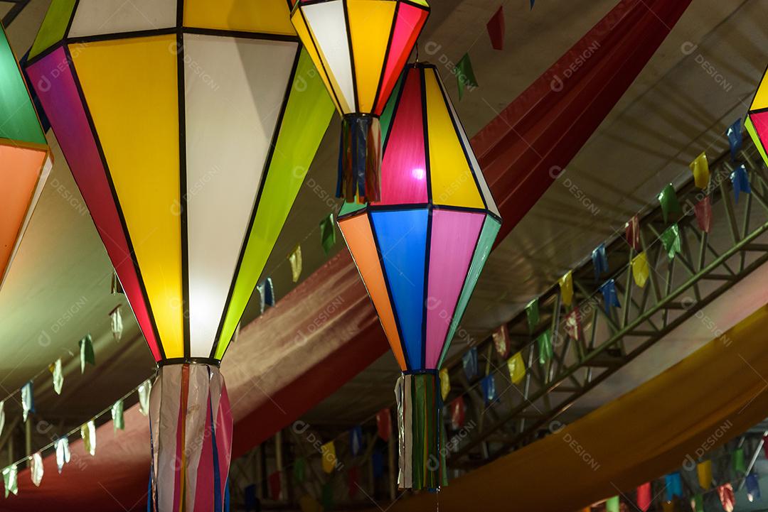 Bandeiras coloridas e balão decorativo para a festa de São João, que acontece em junho no nordeste do Brasil.