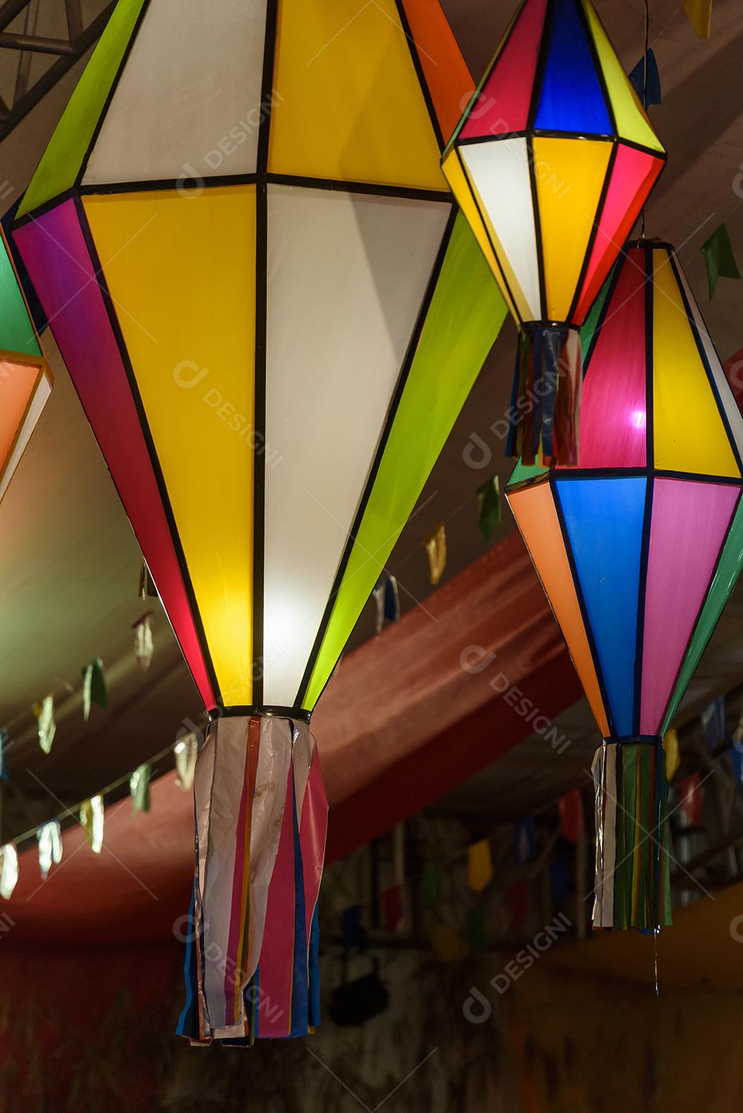 Bandeiras coloridas e balão decorativo para a festa de São João, que acontece em junho no nordeste do Brasil.