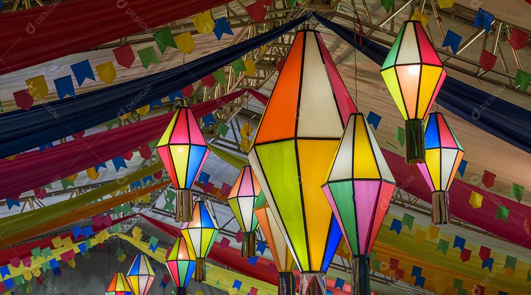 Bandeiras coloridas e balão decorativo para a festa de São João, que acontece em junho no nordeste do Brasil.