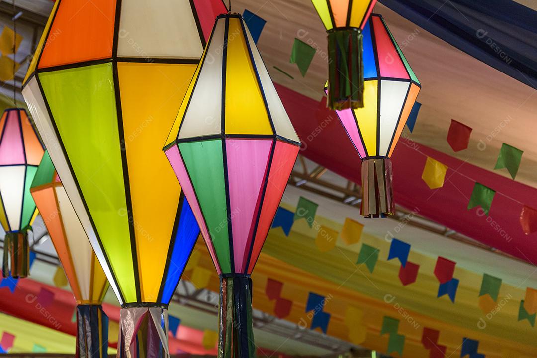 Bandeiras coloridas e balão decorativo para a festa de São João, que acontece em junho no nordeste do Brasil.