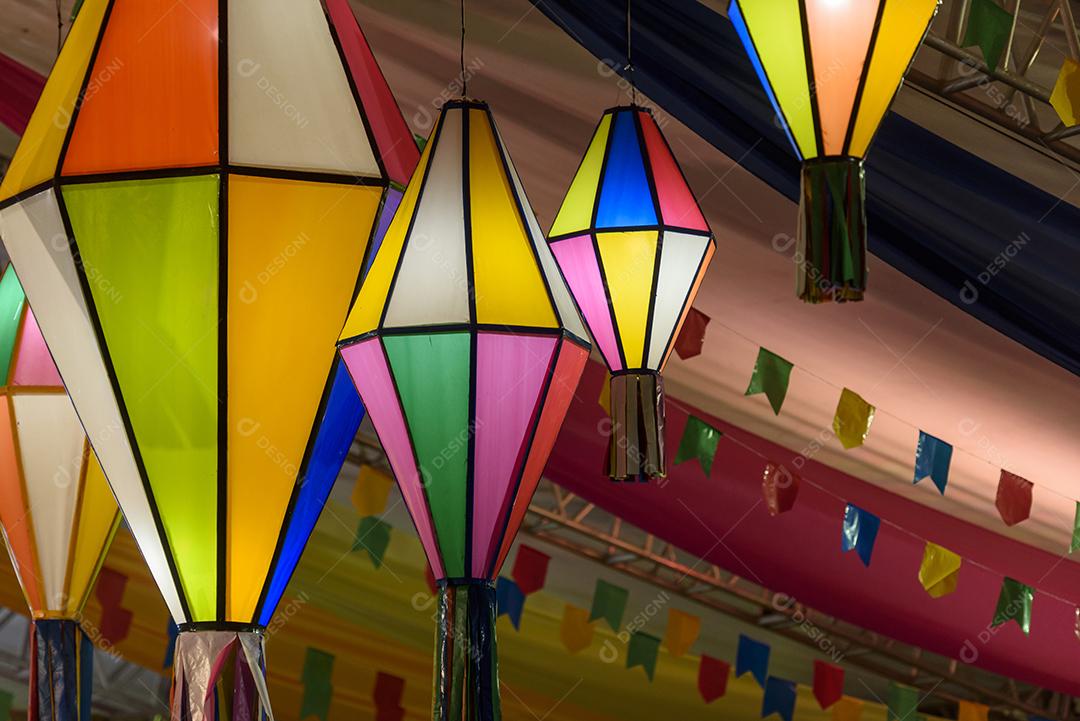 Bandeiras coloridas e balão decorativo para a festa de São João, que acontece em junho no nordeste do Brasil.