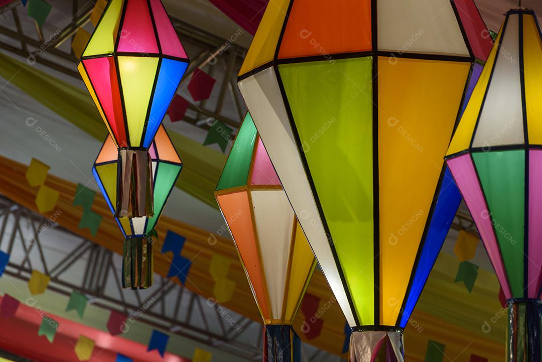 Bandeiras coloridas e balão decorativo para a festa de São João, que acontece em junho no nordeste do Brasil.
