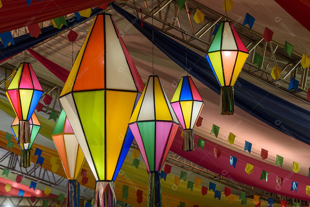 Bandeiras coloridas e balão decorativo para a festa de São João, que acontece em junho no nordeste do Brasil.