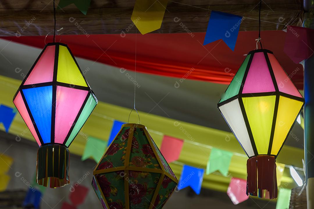 Bandeiras coloridas e balão decorativo para a festa de São João, que acontece em junho no nordeste do Brasil.