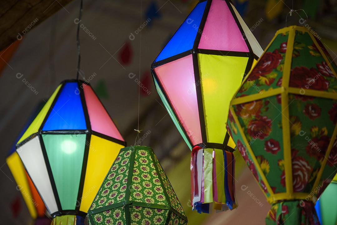 Bandeiras coloridas e balão decorativo para a festa de São João, que acontece em junho no nordeste do Brasil.