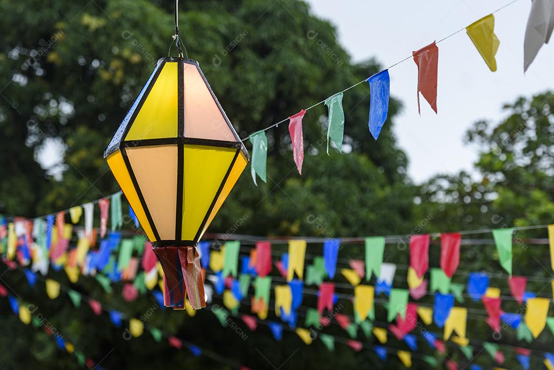Bandeiras coloridas e balão decorativo para a festa de São João, que acontece em junho no nordeste do Brasil.