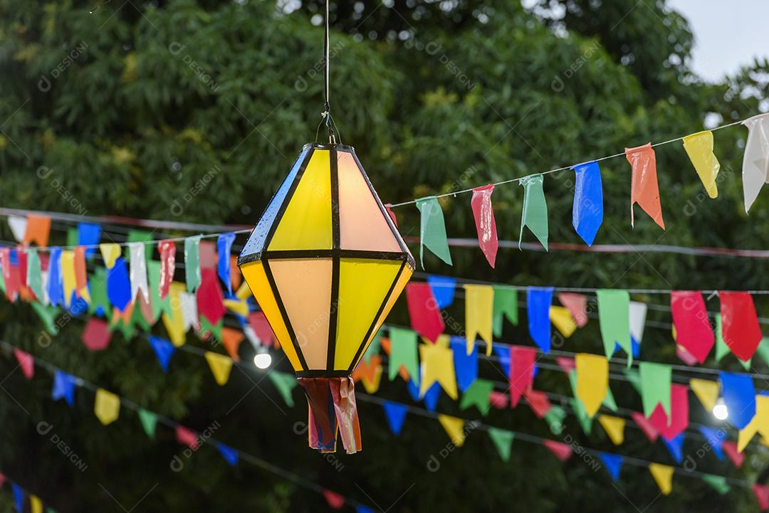 Bandeiras coloridas e balão decorativo para a festa de São João, que acontece em junho no nordeste do Brasil.