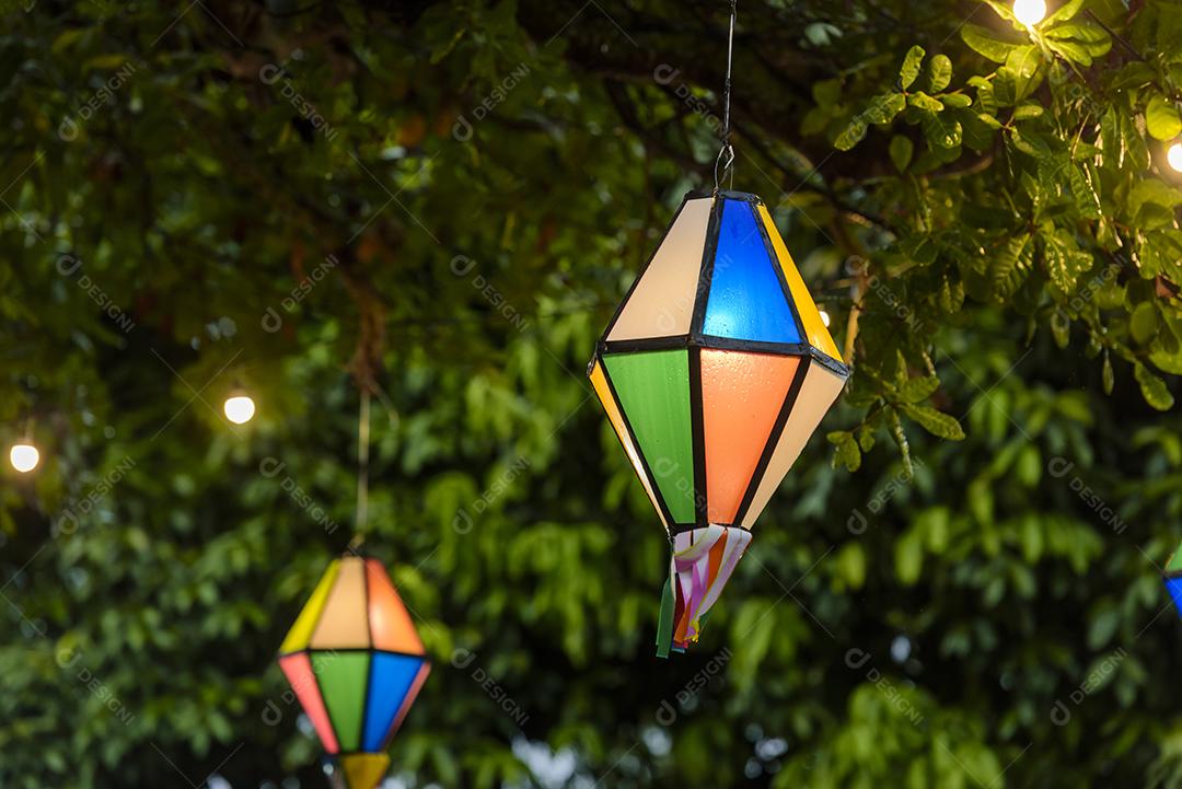 Bandeiras coloridas e balão decorativo para a festa de São João, que acontece em junho no nordeste do Brasil.