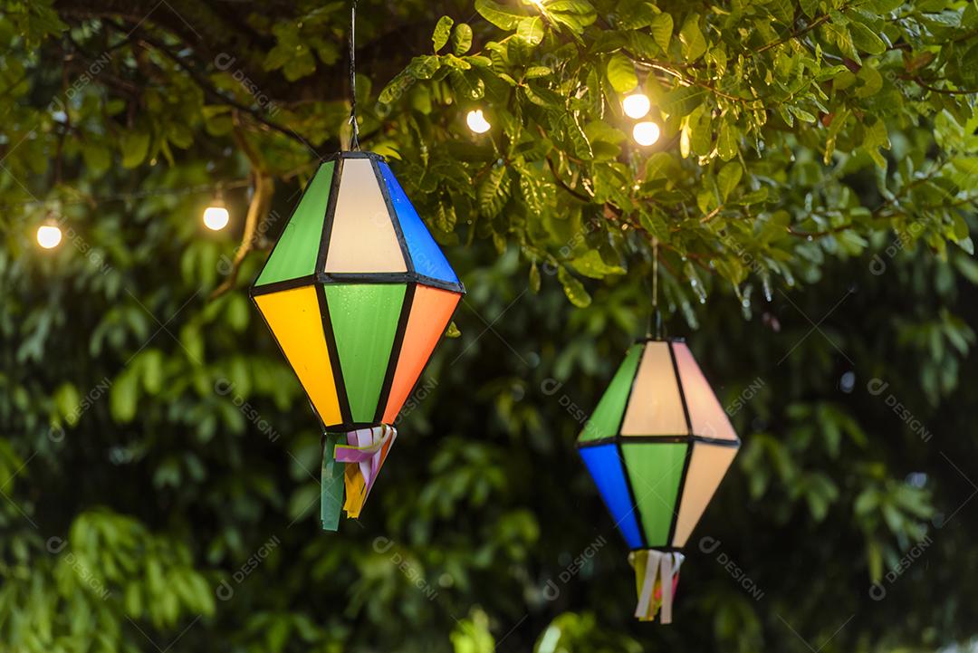 Bandeiras coloridas e balão decorativo para a festa de São João, que acontece em junho no nordeste do Brasil.