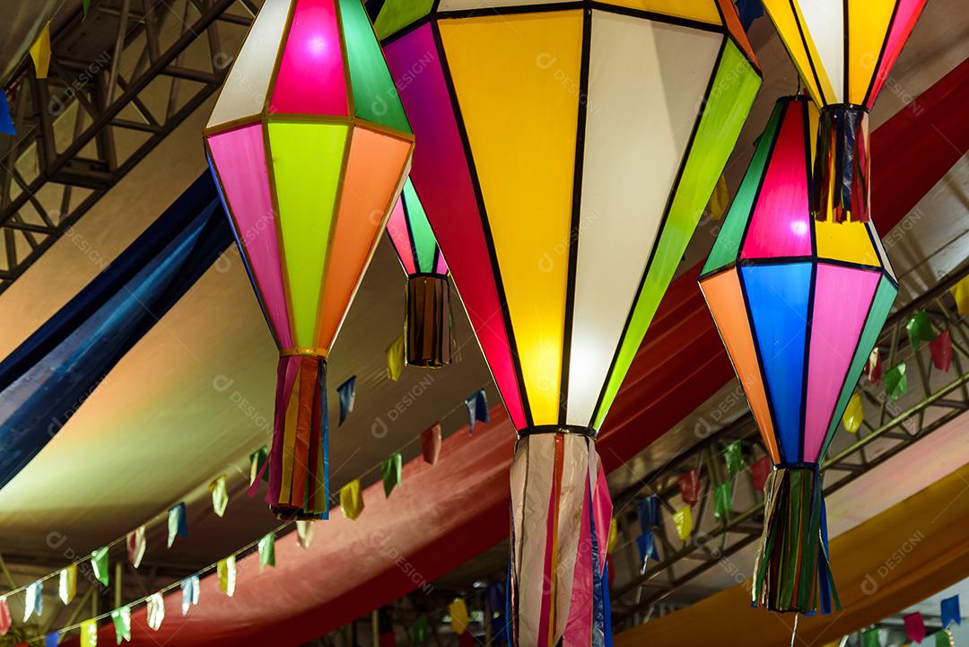 Bandeiras coloridas e balão decorativo para a festa de São João, que acontece em junho no nordeste do Brasil.