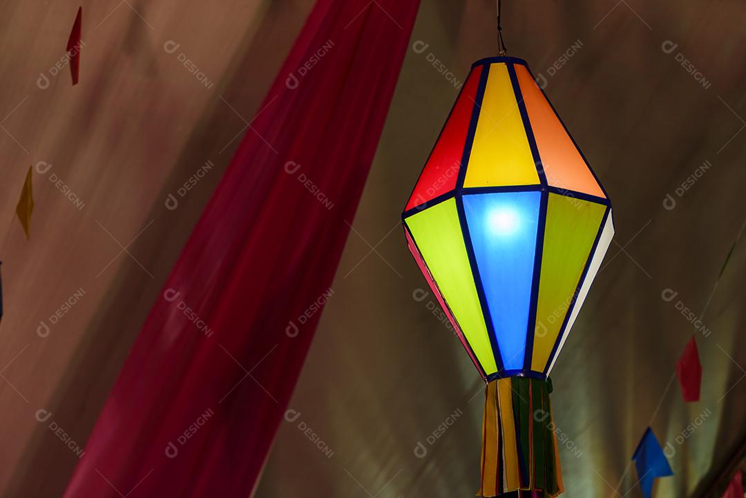 Bandeiras coloridas e balão decorativo para a festa de São João, que acontece em junho no nordeste do Brasil.