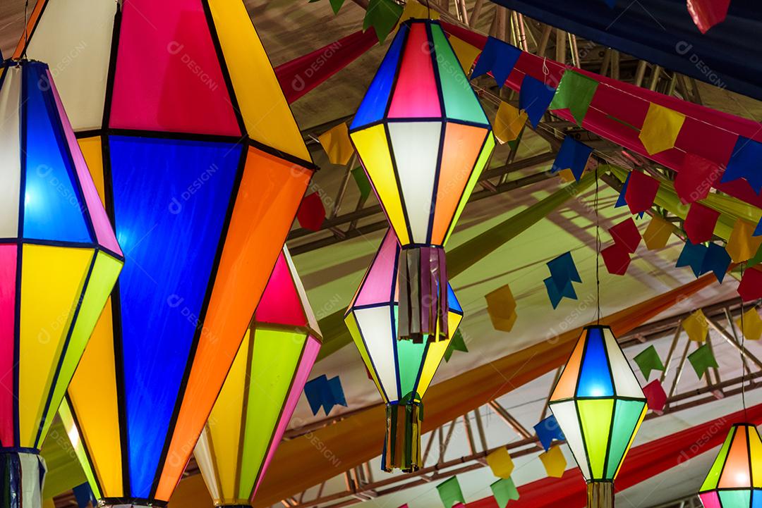 Bandeiras coloridas e balão decorativo para a festa de São João, que acontece em junho no nordeste do Brasil.