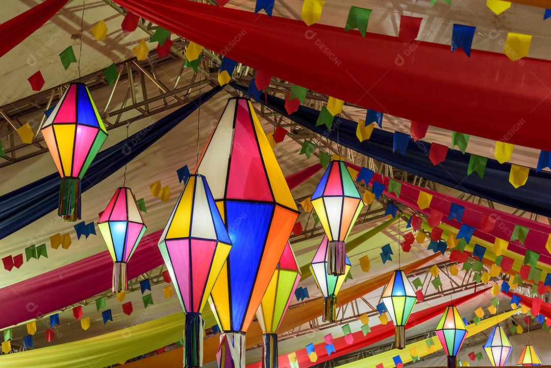 Bandeiras coloridas e balão decorativo para a festa de São João, que acontece em junho no nordeste do Brasil.