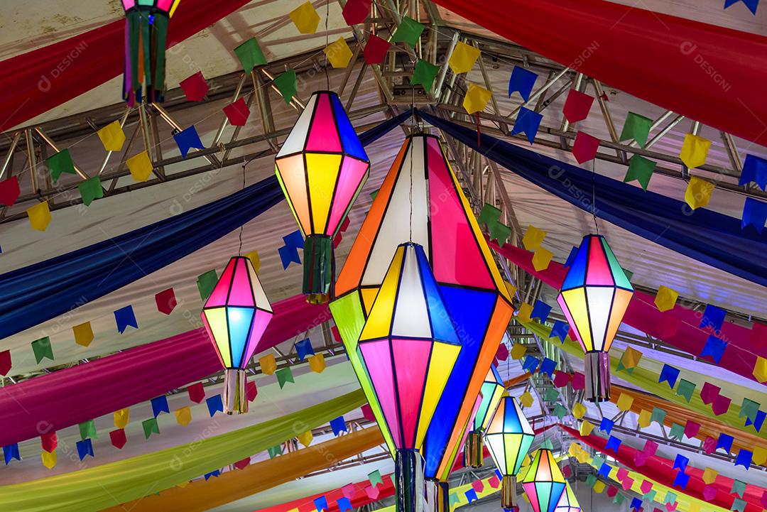 Bandeiras coloridas e balão decorativo para a festa de São João, que acontece em junho no nordeste do Brasil.