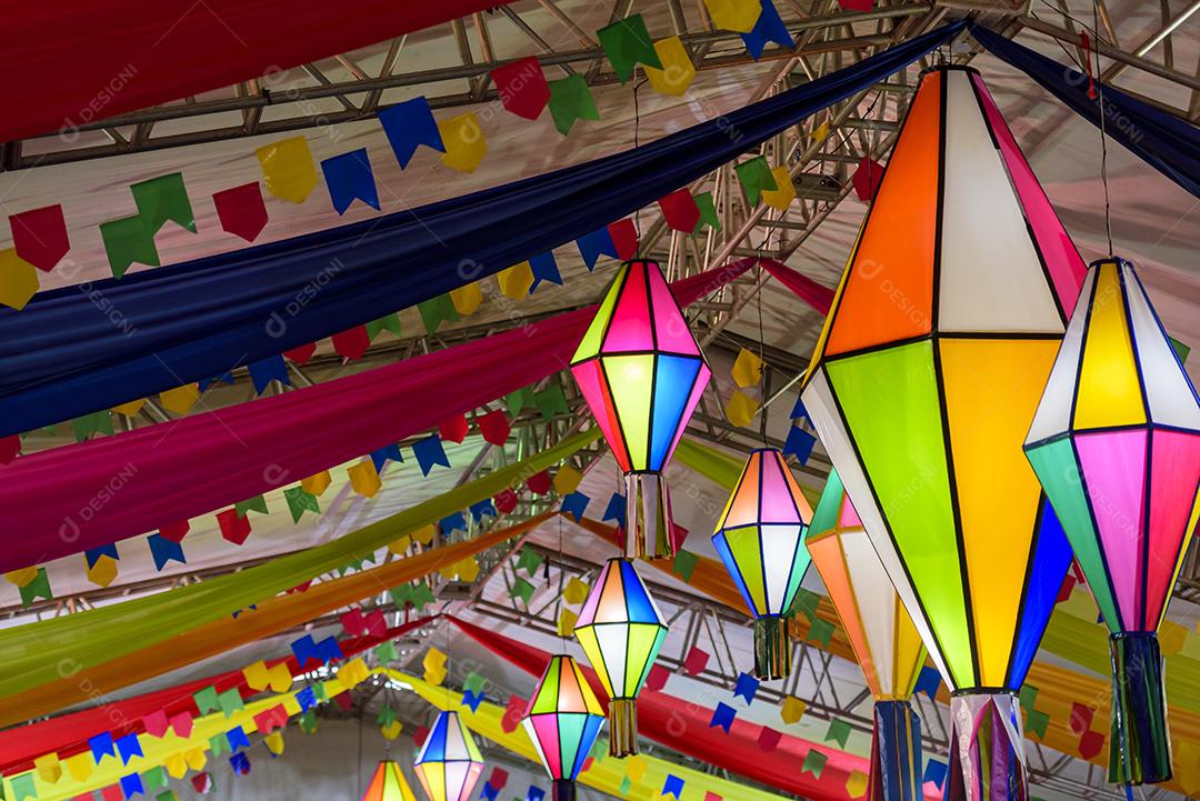 Bandeiras coloridas e balão decorativo para a festa de São João, que acontece em junho no nordeste do Brasil.