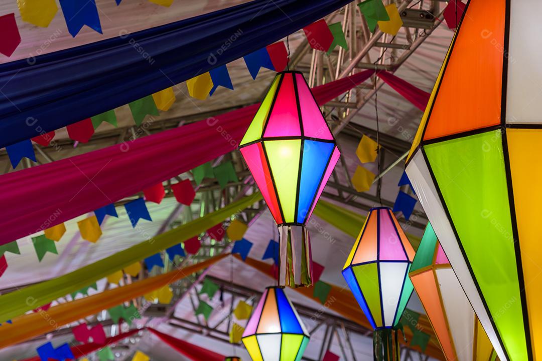 Bandeiras coloridas e balão decorativo para a festa de São João, que acontece em junho no nordeste do Brasil.