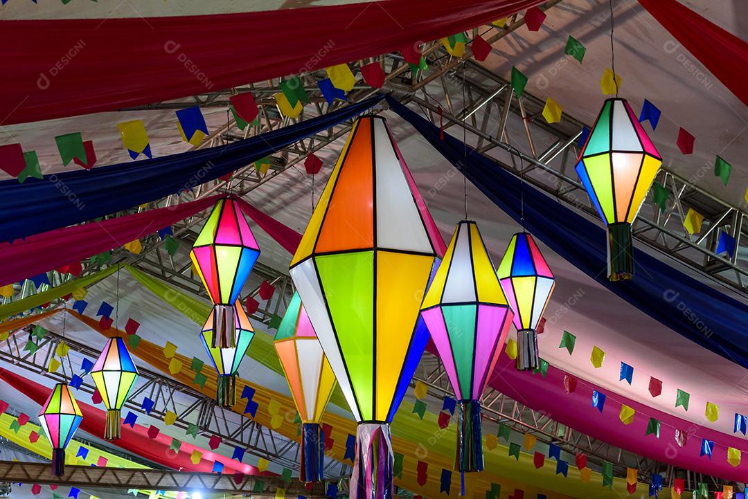 Bandeiras coloridas e balão decorativo para a festa de São João, que acontece em junho no nordeste do Brasil.