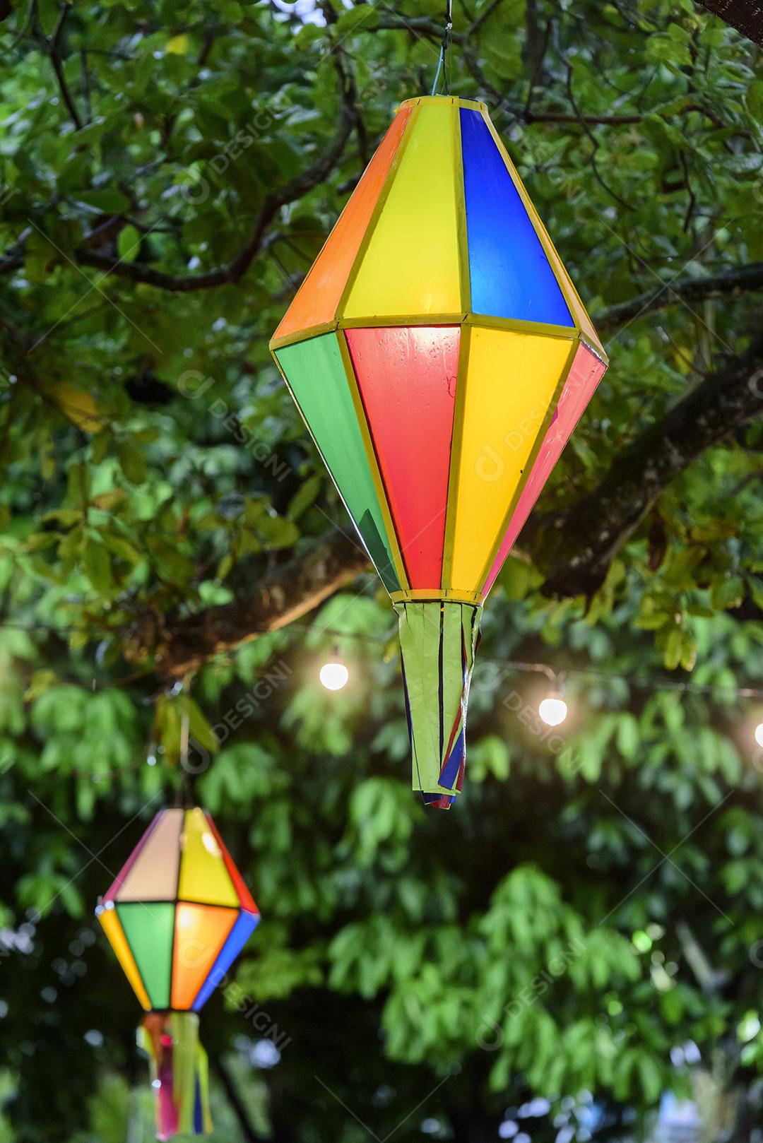 Bandeiras coloridas e balão decorativo para a festa de São João, que acontece em junho no nordeste do Brasil.