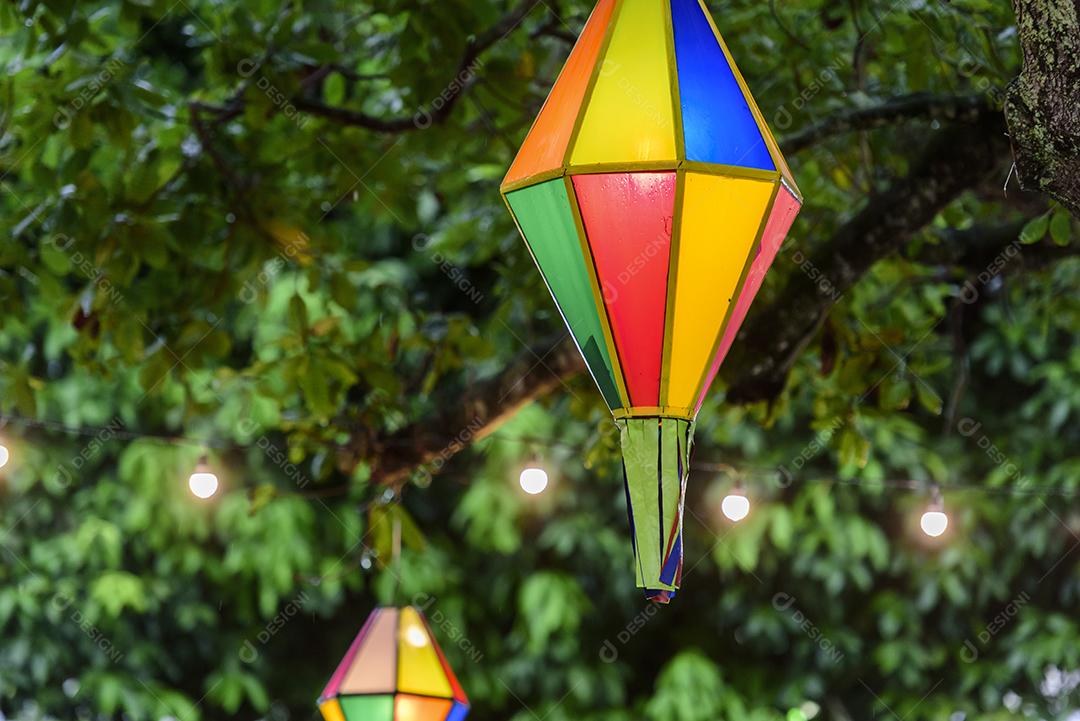 Bandeiras coloridas e balão decorativo para a festa de São João, que acontece em junho no nordeste do Brasil.