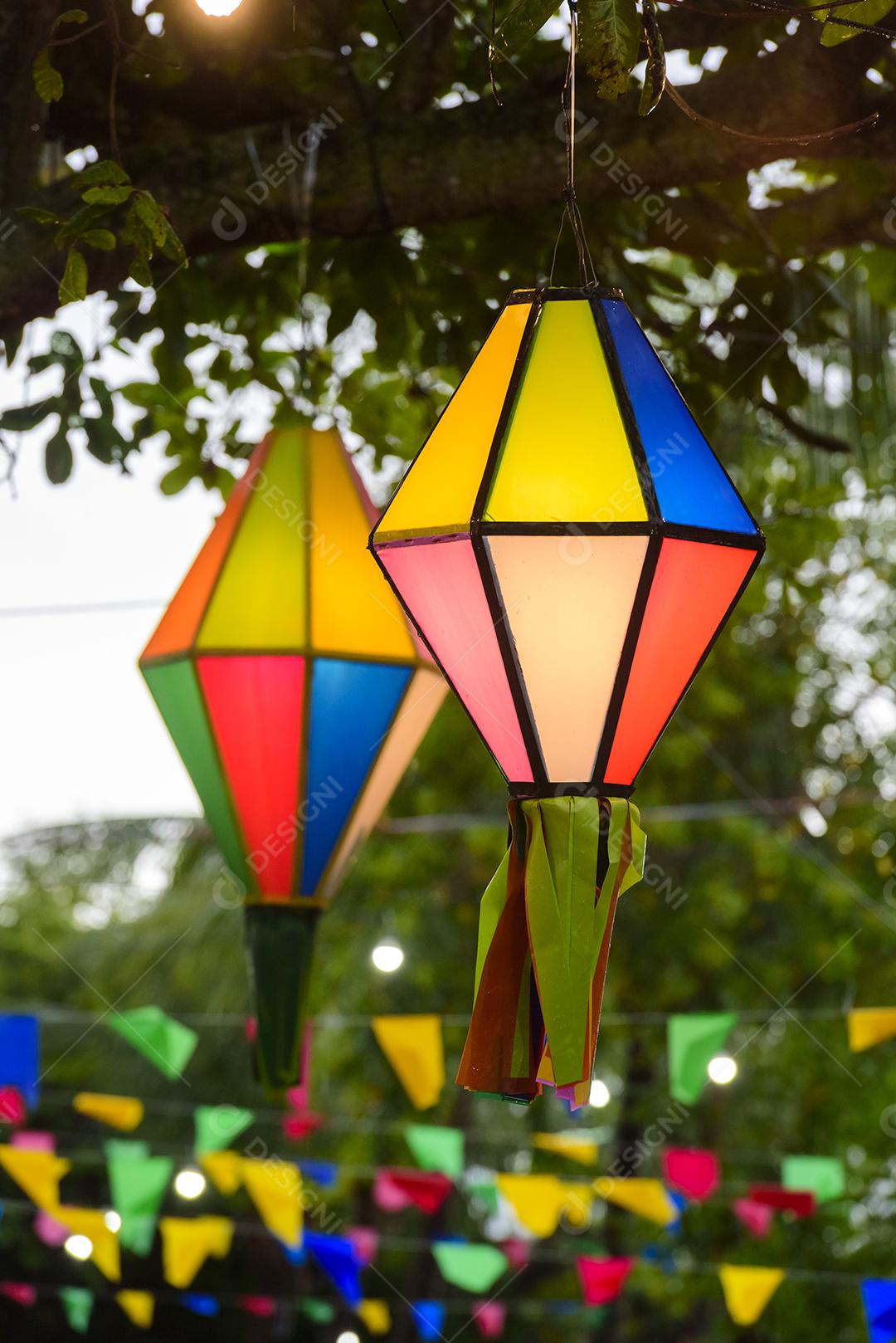 Bandeiras coloridas e balão decorativo para a festa de São João, que acontece em junho no nordeste do Brasil.