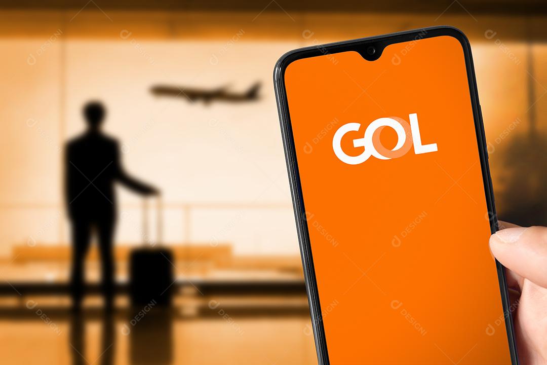 Logo da GOL na tela do smartphone com aeronaves de aparência humana no aeroporto, 23 de junho de 2022, São Paulo, Brasil.