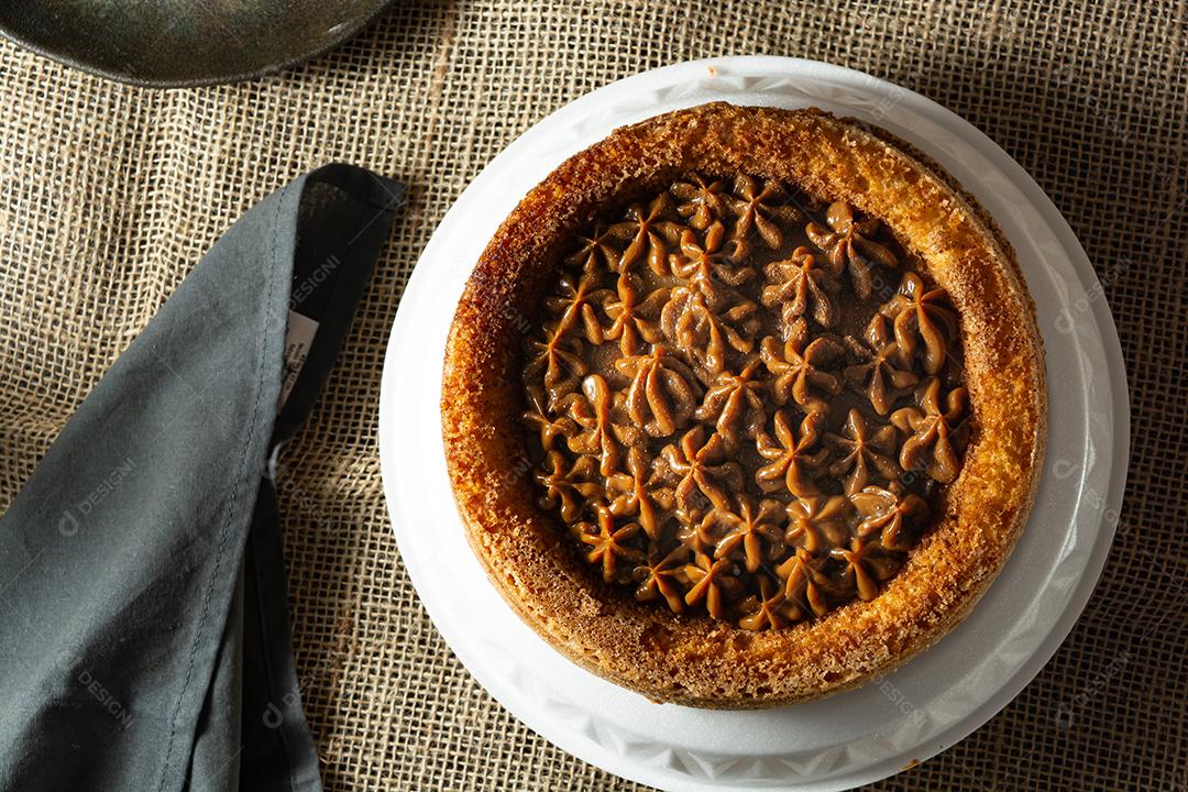 bolo de churros brasileiro típico com doce de leite, em uma mesa com pratos e café, café da manhã confortável ou cena de lanche
