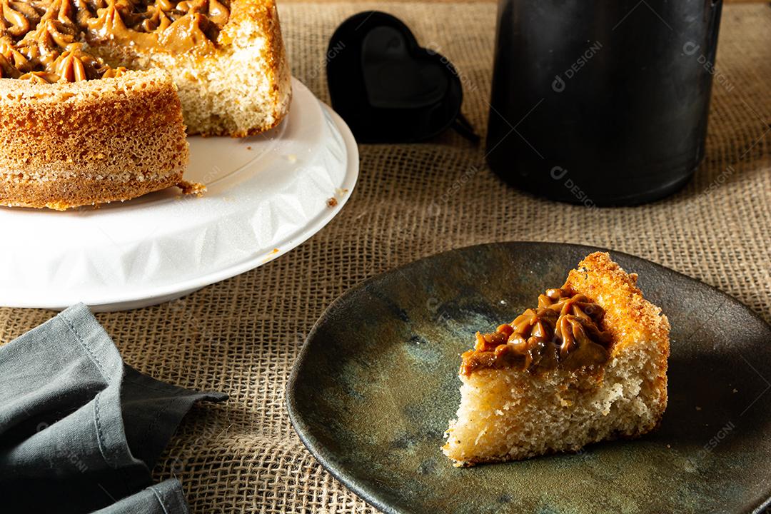 fatia de bolo de churros típico brasileiro com doce de leite, em