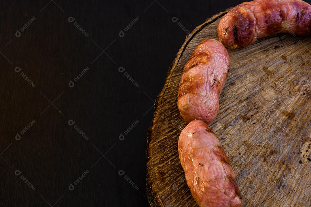 tradicional linguiça de churrasco brasileira com marcas de grelha, mas