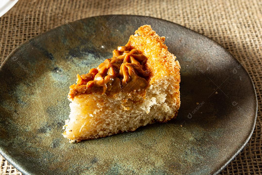 bolo de churros brasileiro típico com doce de leite, em uma mesa com pratos e café, café da manhã confortável ou cena de lanche