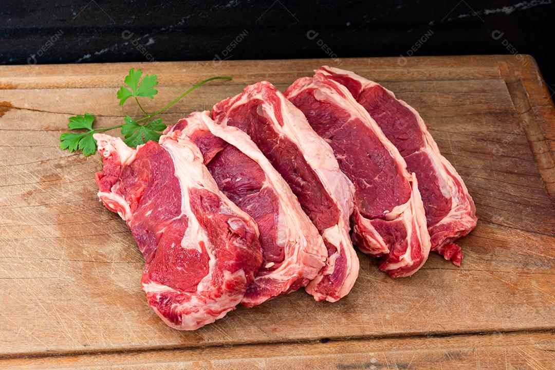 tiro de bifes crus de lombo. carne de qualidade superior de primeira qualidade na tábua de madeira, tiro vertical.