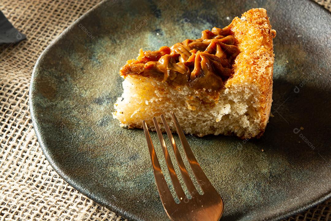 bolo de churros brasileiro típico com doce de leite, em uma mesa w