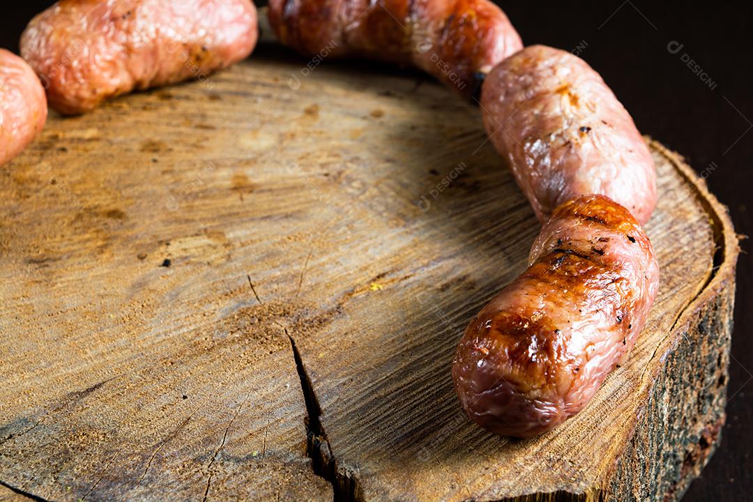 tradicional linguiça de churrasco brasileira com marcas de grelha, mas