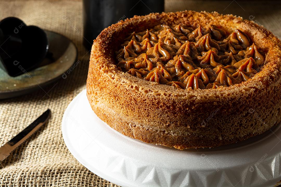 bolo de churros brasileiro típico com doce de leite, em uma mesa w