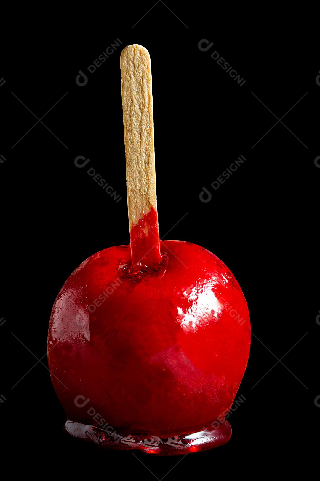 Maçã do amor caramelada sobre fundo preto