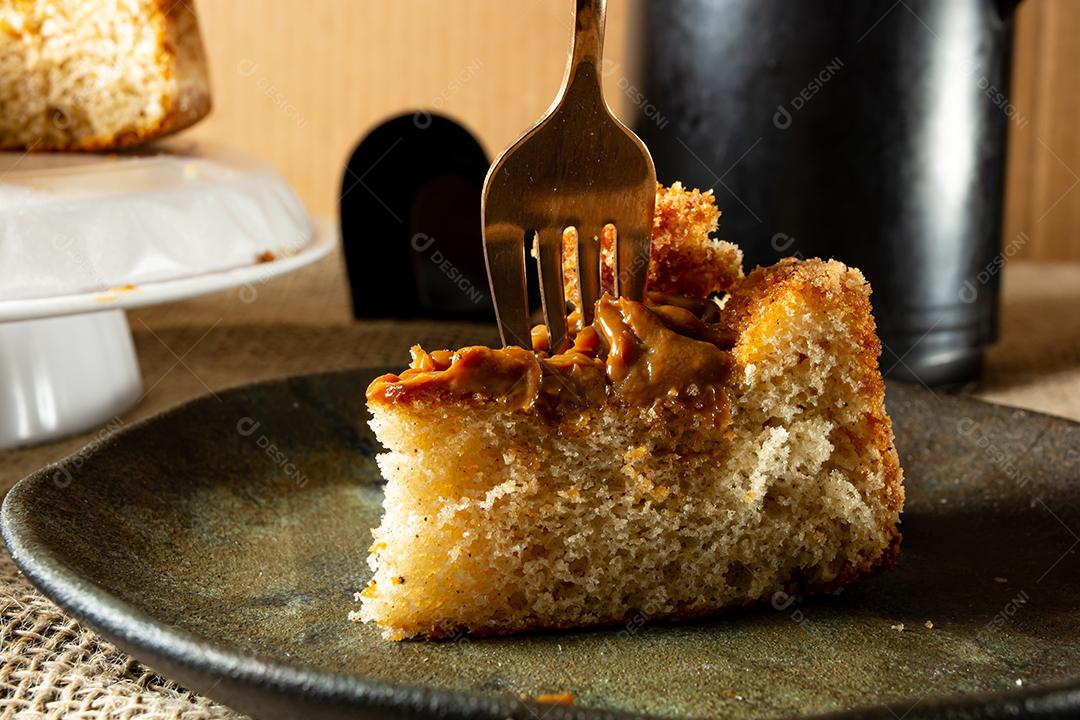 bolo de churros brasileiro típico com doce de leite, em uma mesa com pratos e café, café da manhã confortável ou cena de lanche