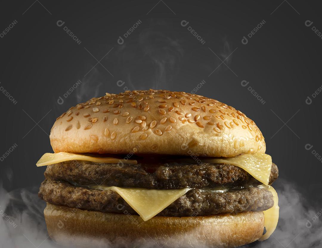 Hambúrguer com carne grelhada e queijo sobre fundo cinza, vapor quente