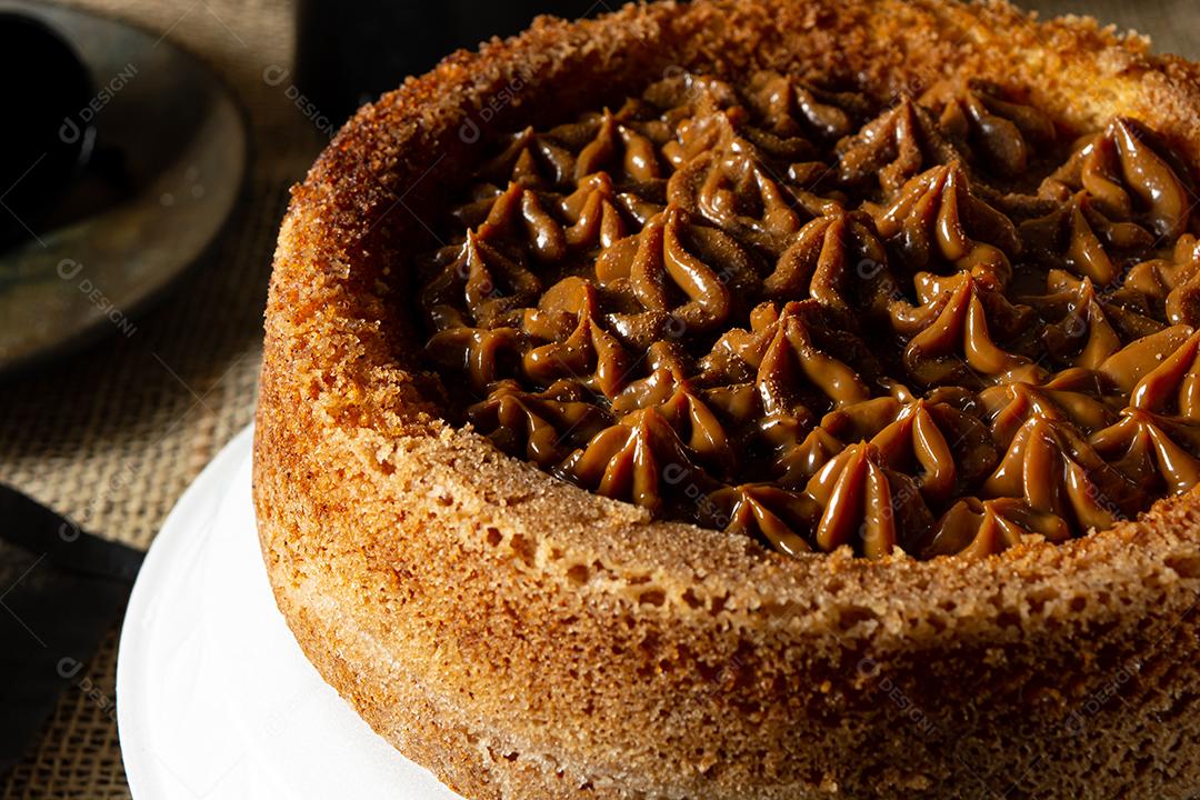 bolo de churros brasileiro típico com doce de leite, em uma mesa com pratos e café, café da manhã confortável ou cena de lanche