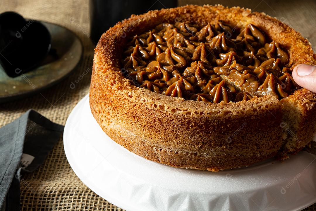 bolo de churros brasileiro típico com doce de leite, em uma mesa com pratos e café, café da manhã confortável ou cena de lanche