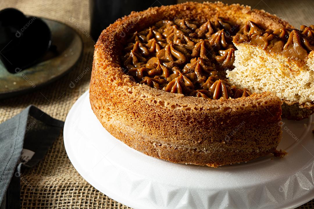 bolo de churros brasileiro típico com doce de leite, em uma mesa com pratos e café, café da manhã confortável ou cena de lanche