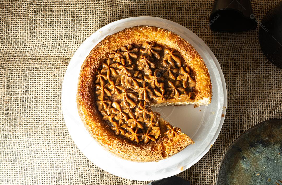 bolo de churros típico brasileiro com doce de leite, em uma mesa com pratos e café, cena confortável de café da manhã ou lanche. vista do topo