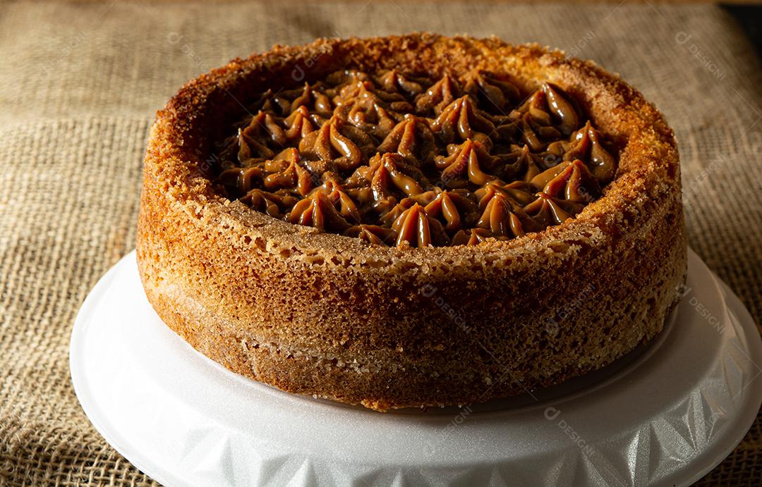 bolo de churros brasileiro típico com doce de leite, em uma mesa com pratos e café, café da manhã confortável ou cena de lanche